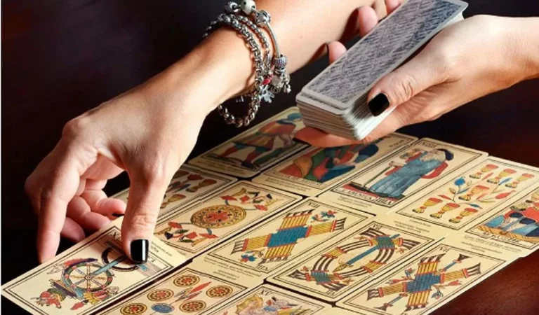 Как гадать на картах: игральные или таро